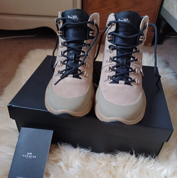 LIKE NEW ,COACH CITYSOLE HIKER - Picture 6 of 11